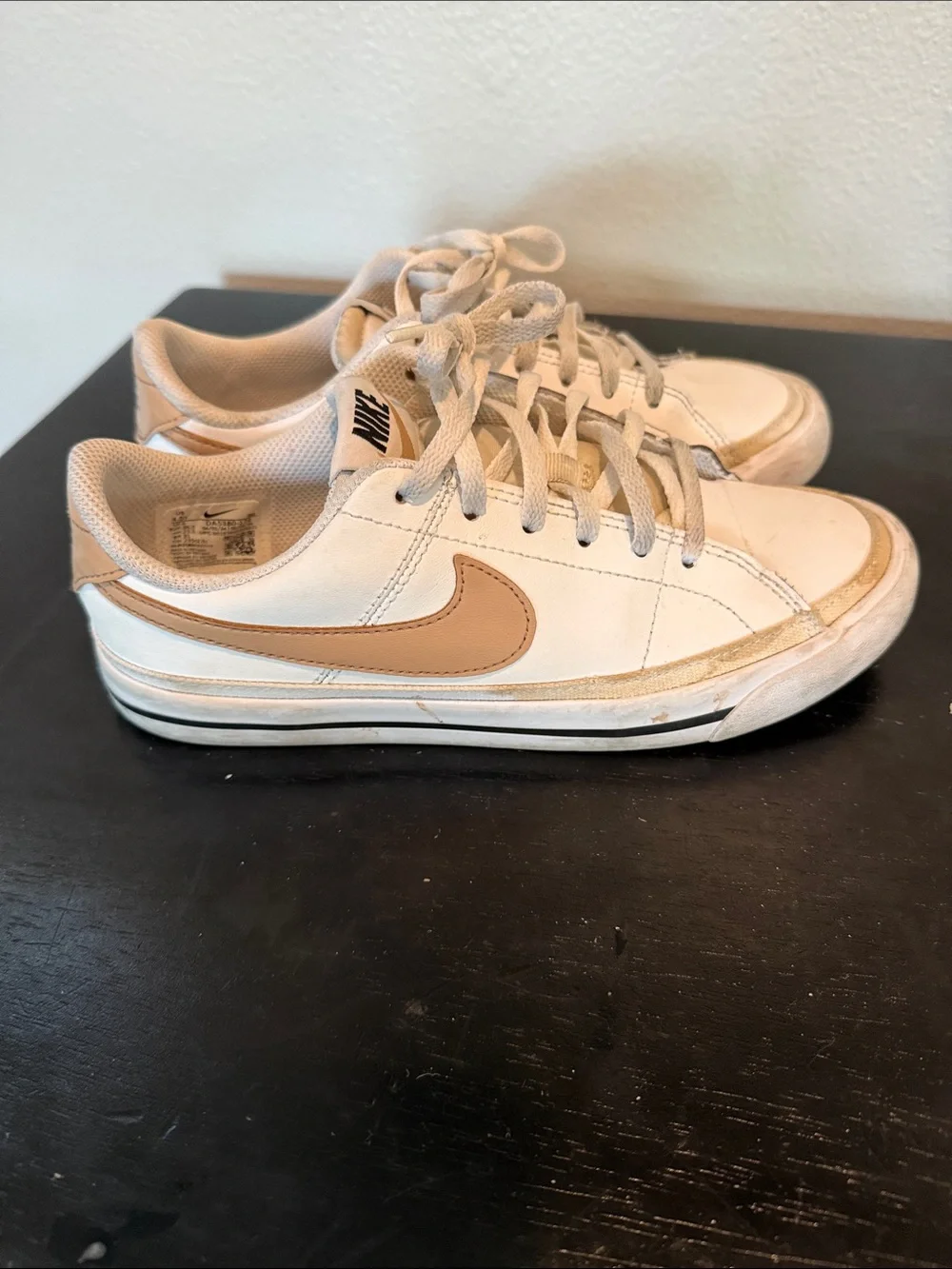 Kids Nike Low-Top Sneakers in White and Tan